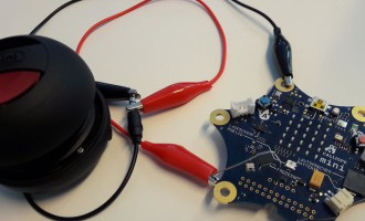 Connecting a speaker or headphones