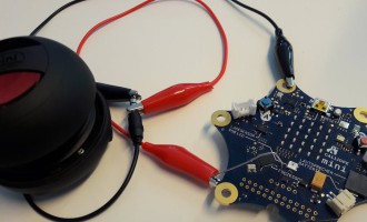 Connecting a speaker or headphones