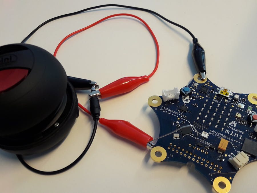 Connecting a speaker or headphones